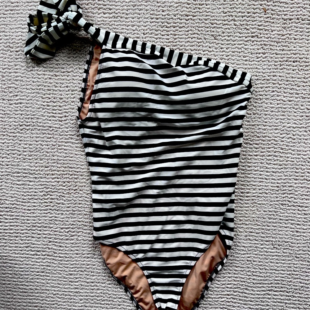 Jcrew women’s one shoulder tie one piece swimsuit. Navy and white striped size 8